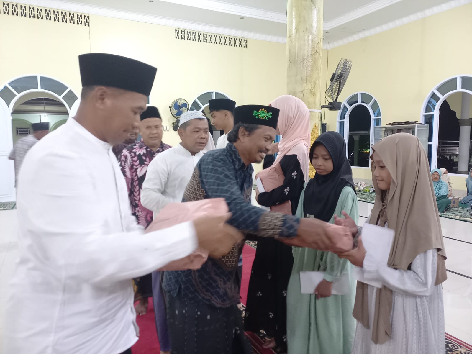 Santunan Anak Yatim Piatu Digelar di Masjid Al Muttaqin Desa Sungai Keranji
